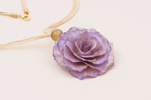 Einzigartige Halskette mit echter Rose in Lavendel