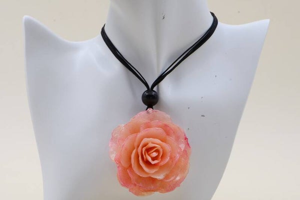 Halskette mit einer echten Rosenblüte
