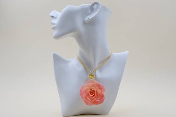 Zauberhafte Halskette mit echter Rosenblüte in Pink/Rosa
