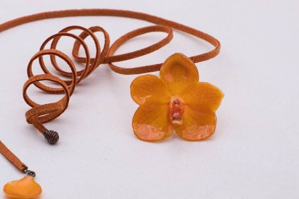 Halskette mit echter Mini-Orchidee in Orange/Apricot