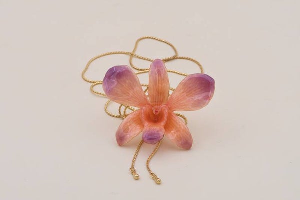 Handgemachte Halskette mit echter Orchidee – Orange Lila Blüte – Verstellbare Kette – Floraler Schmuck – Geschenk für Frauen