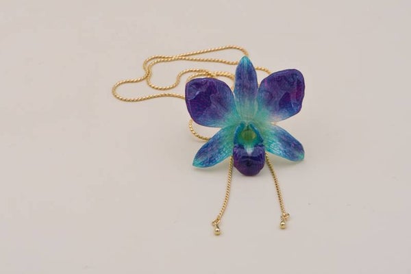 Handgemachte Halskette mit echter Orchidee in Harz – Lila Türkis Blüte – Verstellbare Kette – Floraler Schmuck – Geschenk für Frauen