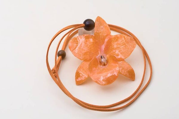 Halskette mit einer echten Orchideenblüte (Cattlaya) in Orange