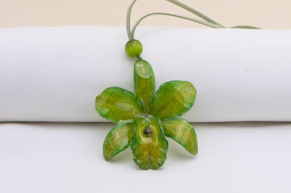 Halskette mit einer echten Orchideenblüte (Cattlaya) in Grün