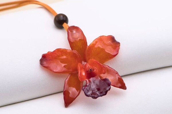 Halskette mit einer echten Orchideenblüte (Cattlaya) in Orange-Lila