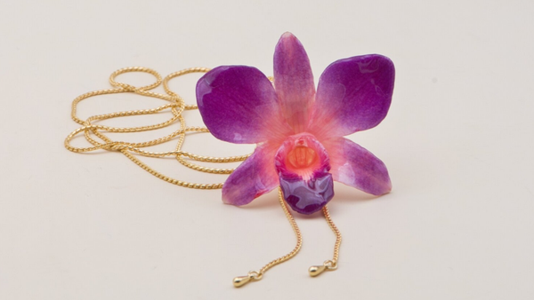 Handgemachte Halskette mit echter Orchidee in Harz – Lila Pink Blüte – Verstellbare Kette – Floraler Schmuck – Geschenk für Frauen