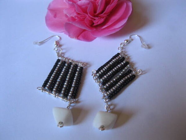 Boucles d'Oreilles perles de rocailles noire et argent - Éclat Naturel E1017