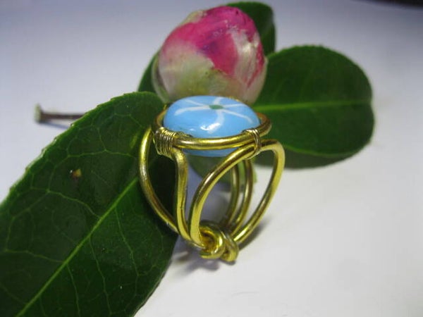 Bague en fil doré avec Pierre rond Bleu - R1105