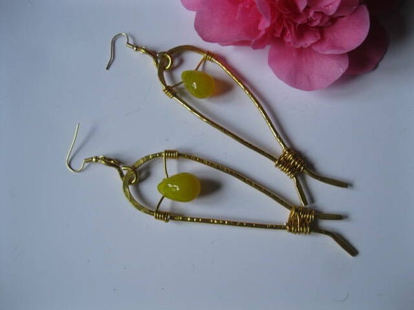 Boucles d'oreilles avec perle jaune en forme de goutte - E1107