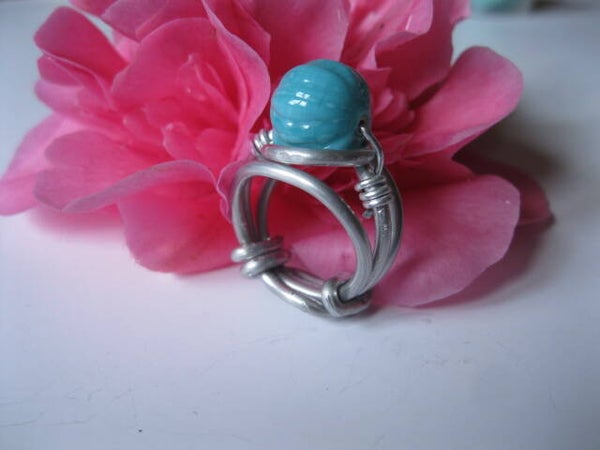 Bague Artisanale en Fil Métal Argenté avec Perle Turquoise - R1060