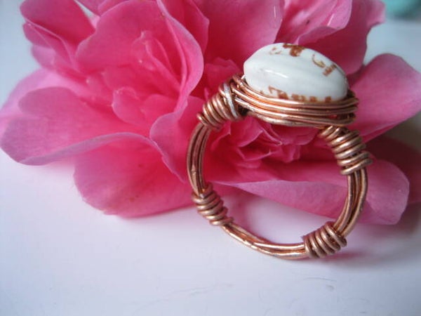 Bague en fil de cuivre avec pierre blanche à dessin marron -R1108