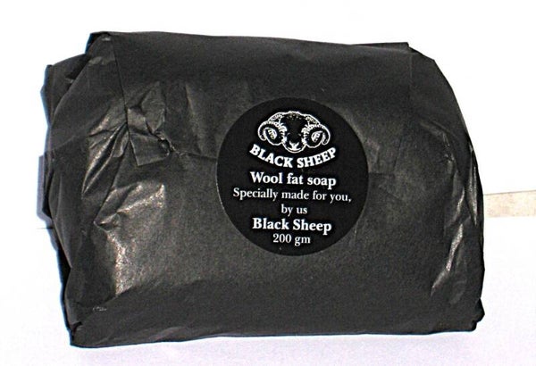 Black Sheep Woolfat soap 200 gram in papier verpakt..