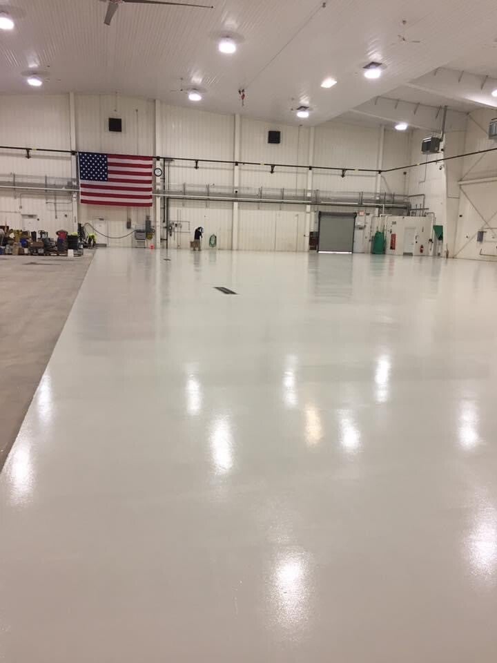 Light gray epoxy floor in a commercial hangar