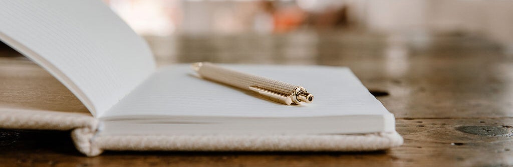 Hoe begin je met journalen? Journaling voor meer rust en inzicht in je patronen. Leuk om te doen tijdens de zomer vakantie. Journalen / schrijven brengt rust en ontspanning. Met deze journalprompts in het nederlands! van Kim Punt coaching Heerhugowaard