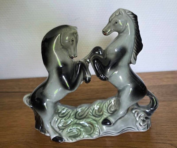 Figurine chevaux qui jouent