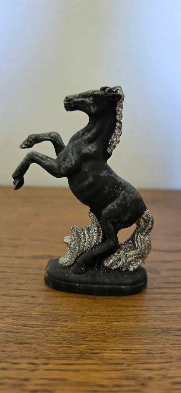 Figurine cheval noir et paillettes