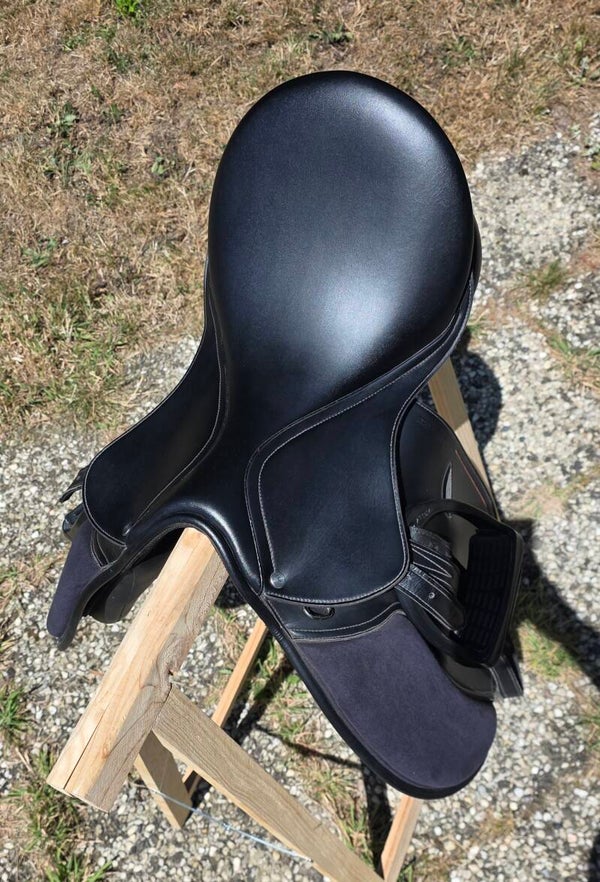 Selle Fouganza 16,5" Synthétique noire