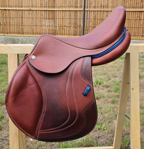 Selle d’obstacle CWD Classic SE02 – 17” – Année 2021 (Finition Liseré Bleu & Cuir Végétal)
