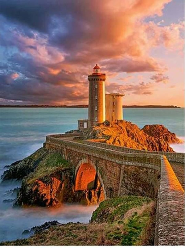 Vuurtoren op schiereiland met zeezicht ronde stenen 50X40