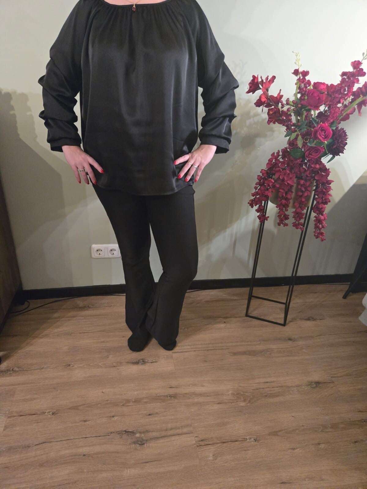 Satijnen blouse met raffel mouw zwart