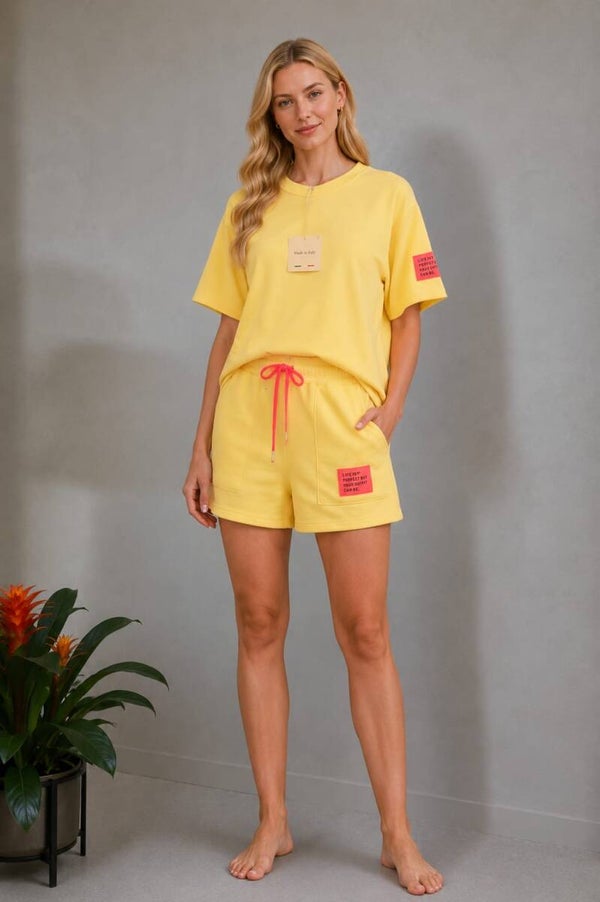 Perfect pak met korte broek geel