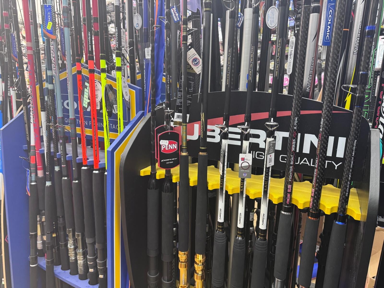 PICCOLO ESEMPIO DI CANNE DA PESCA PRESENTI IN NEGOZIO