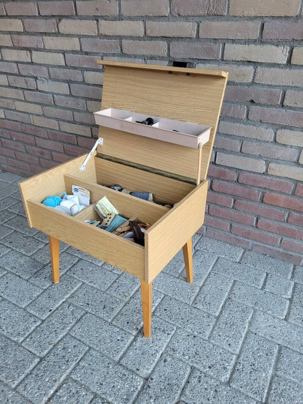 Mid century naai kastje met inhoud