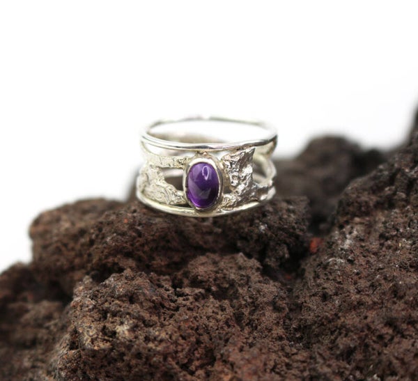 Zilveren open smeltwerkring met amethyst