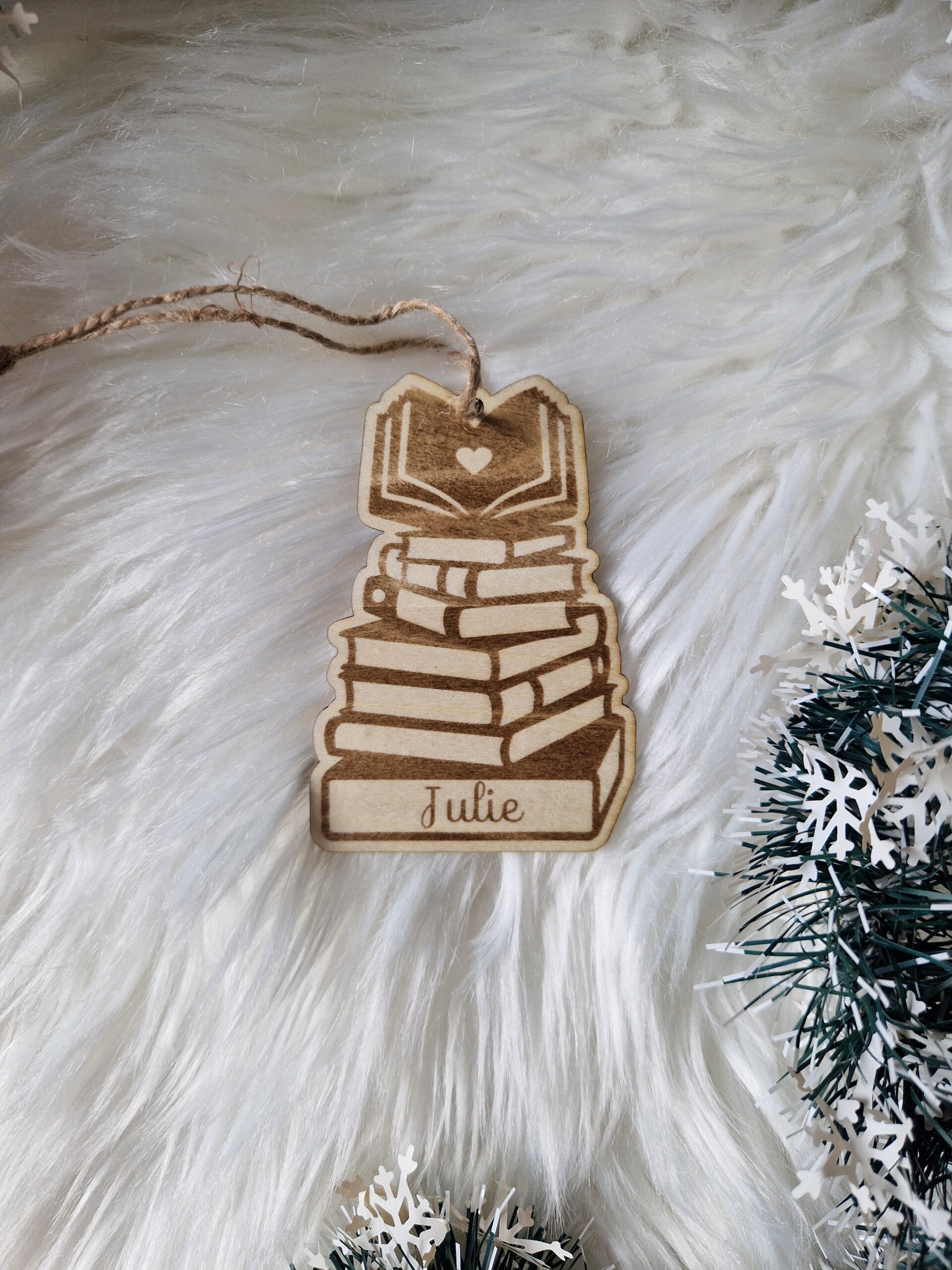 Décoration de sapin en bois pour les amoureux des livres