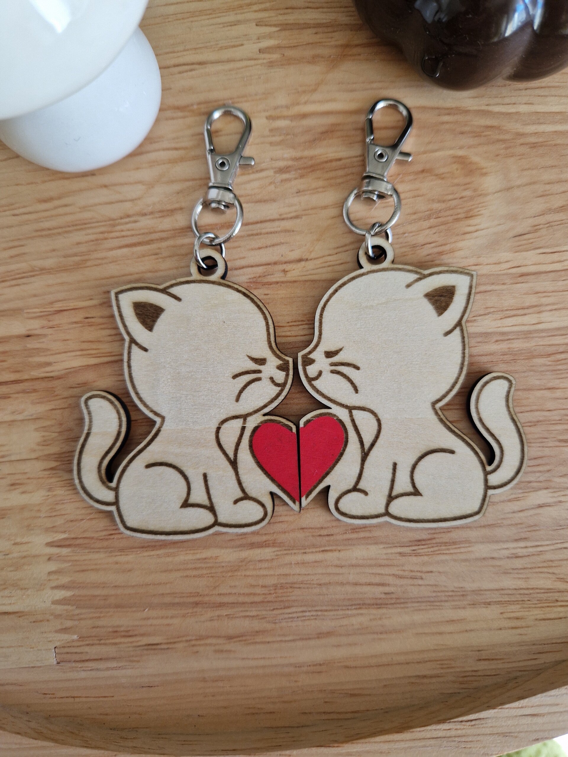 Porte-clés en bois chat coeur rouge,