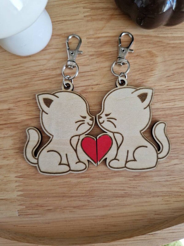 Porte-clés en bois chat coeur rouge,