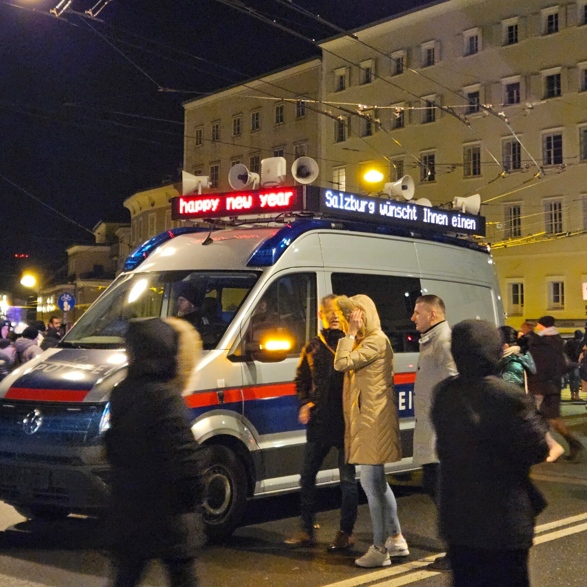 Salzburg politiewagen met de beste wensen voor het nieuwe jaar