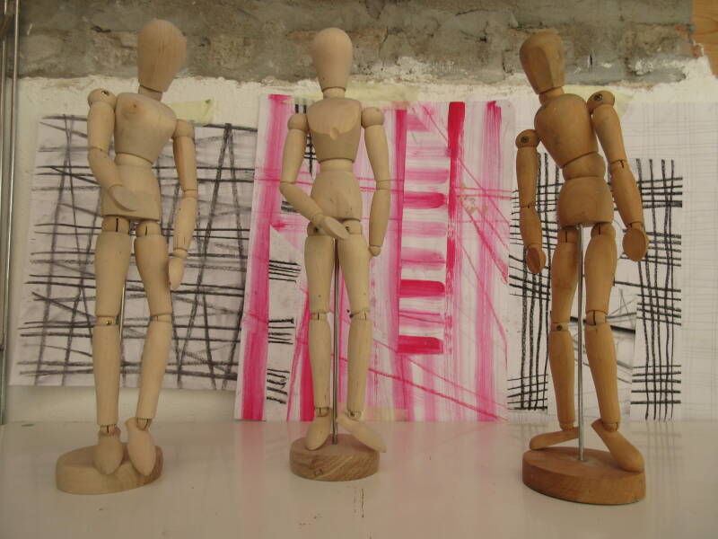 kleine Holzpuppen mit menschlichen Proportionen 