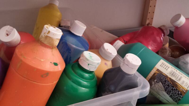 Farbtuben ungeordnet in Regal