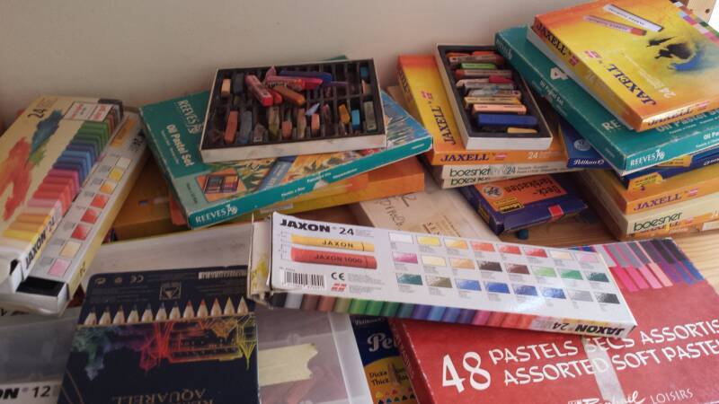 Malutensilien ungeordnet auf Tisch liegend