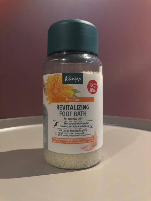 Revitalizing foot bath