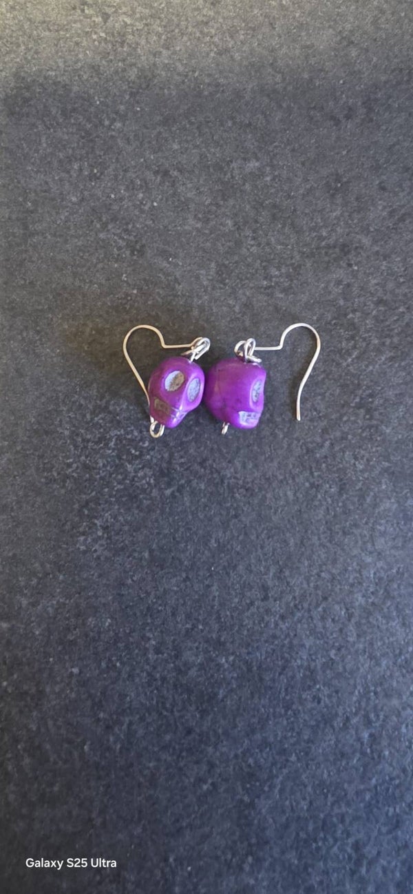 pendiente calavera morados