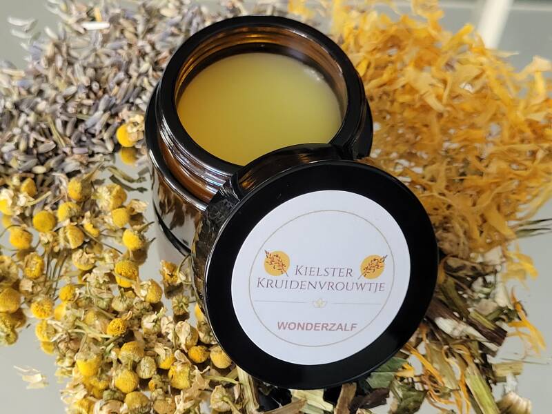 Glazen potje met wonderzalf van het Kielster Kruidenvrouwtje.