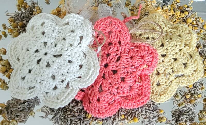 Gehaakte kussentjes gevuld met lavendel voor een goede nachtrust.