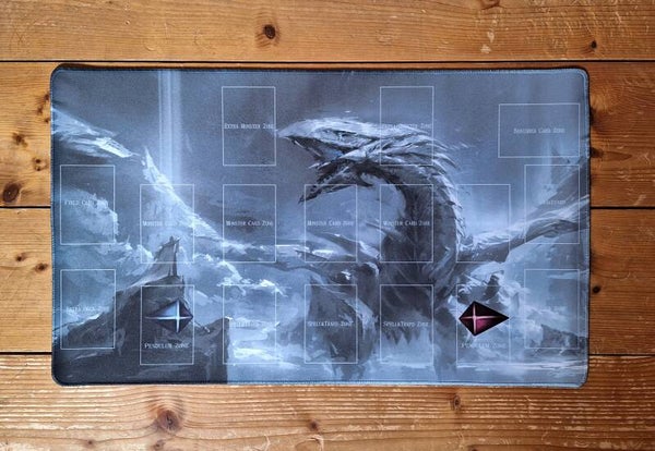 Der Weisse Drache mit Eiskaltem Blick - Spielmatte