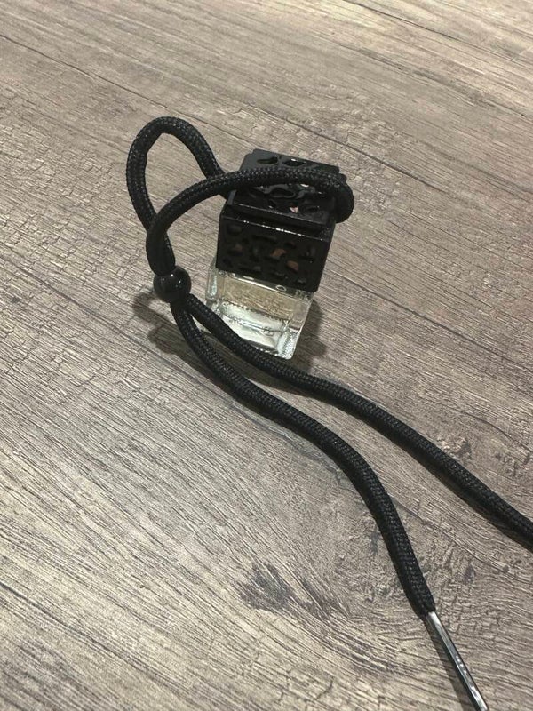 Diffuseur voiture petite robe noir