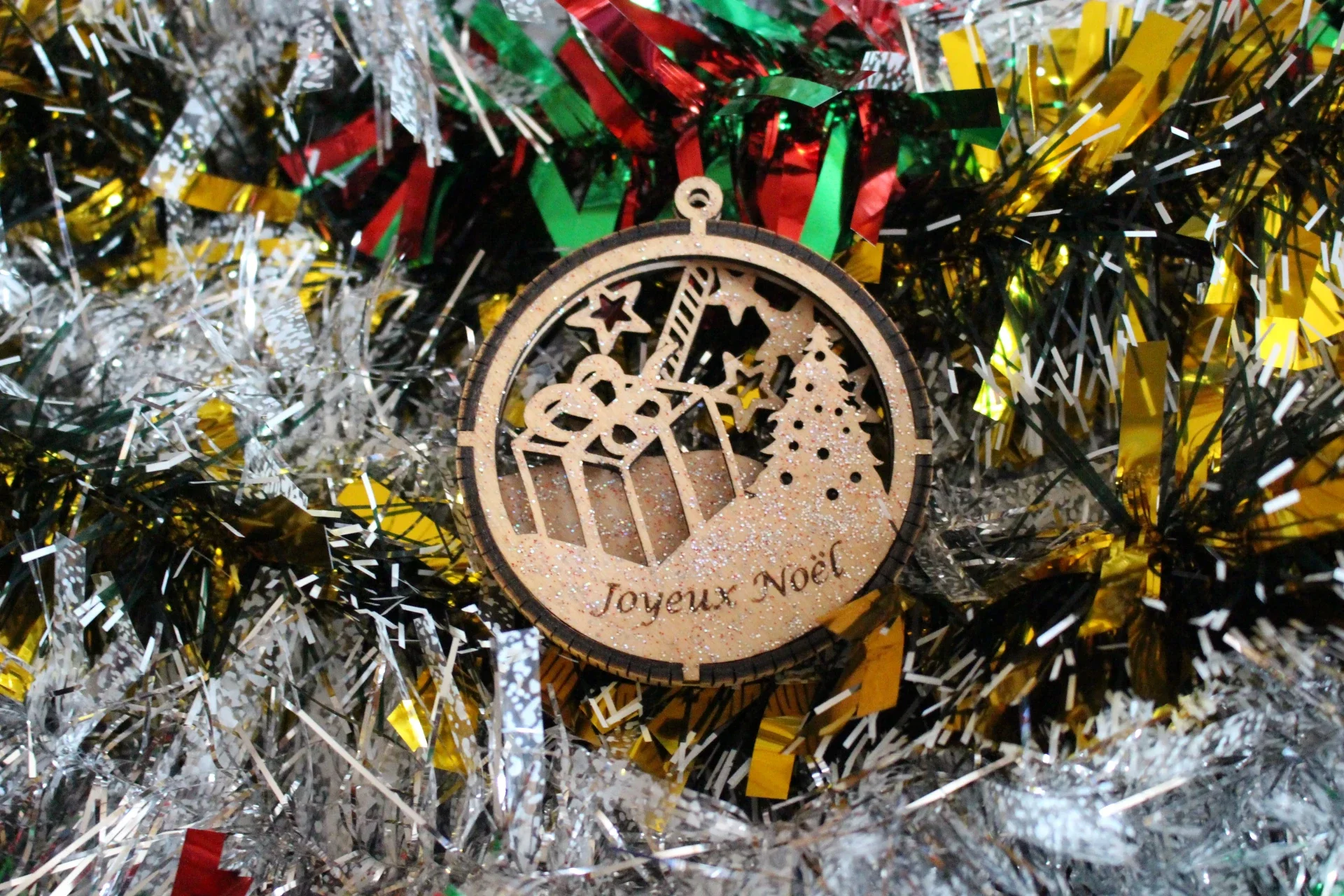 Boule de Noël Cadeau Ronde 3D - Décoration Bois Artisanale