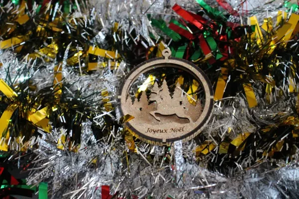 Boule de Noël Renne qui Court Ronde en Bois 3D