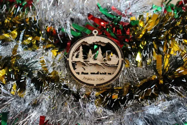 Boule de Noël Ronde en Bois 3D Motif Père Noël en Forêt.