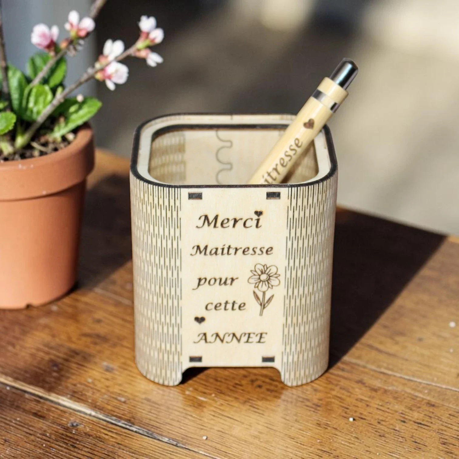 Pot a Crayons Personnalisé en Bois - Cadeau pour la Maitresse