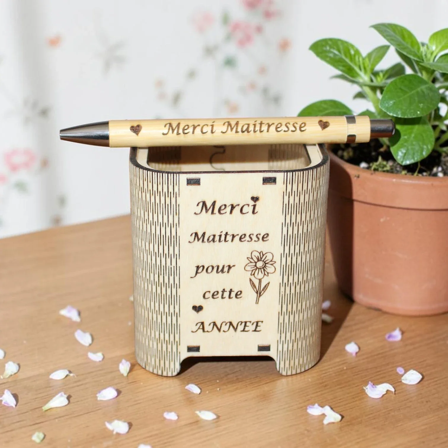 pot a crayons avec stylo 17€