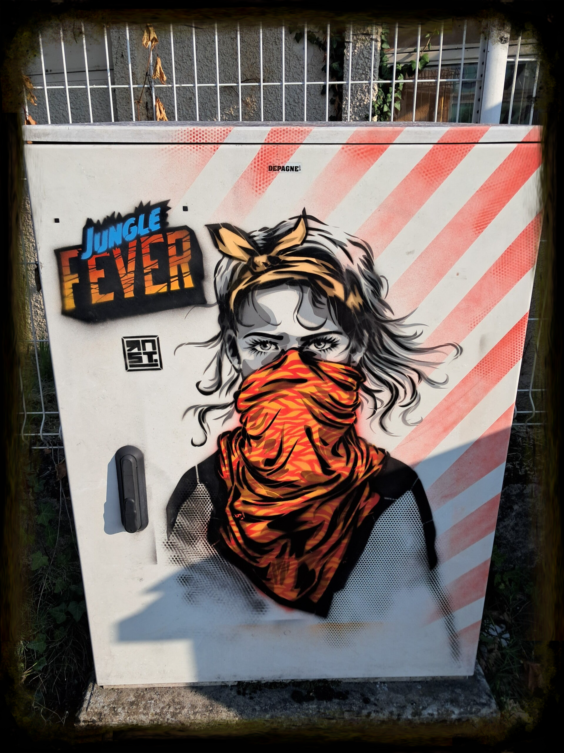 le fawning street art