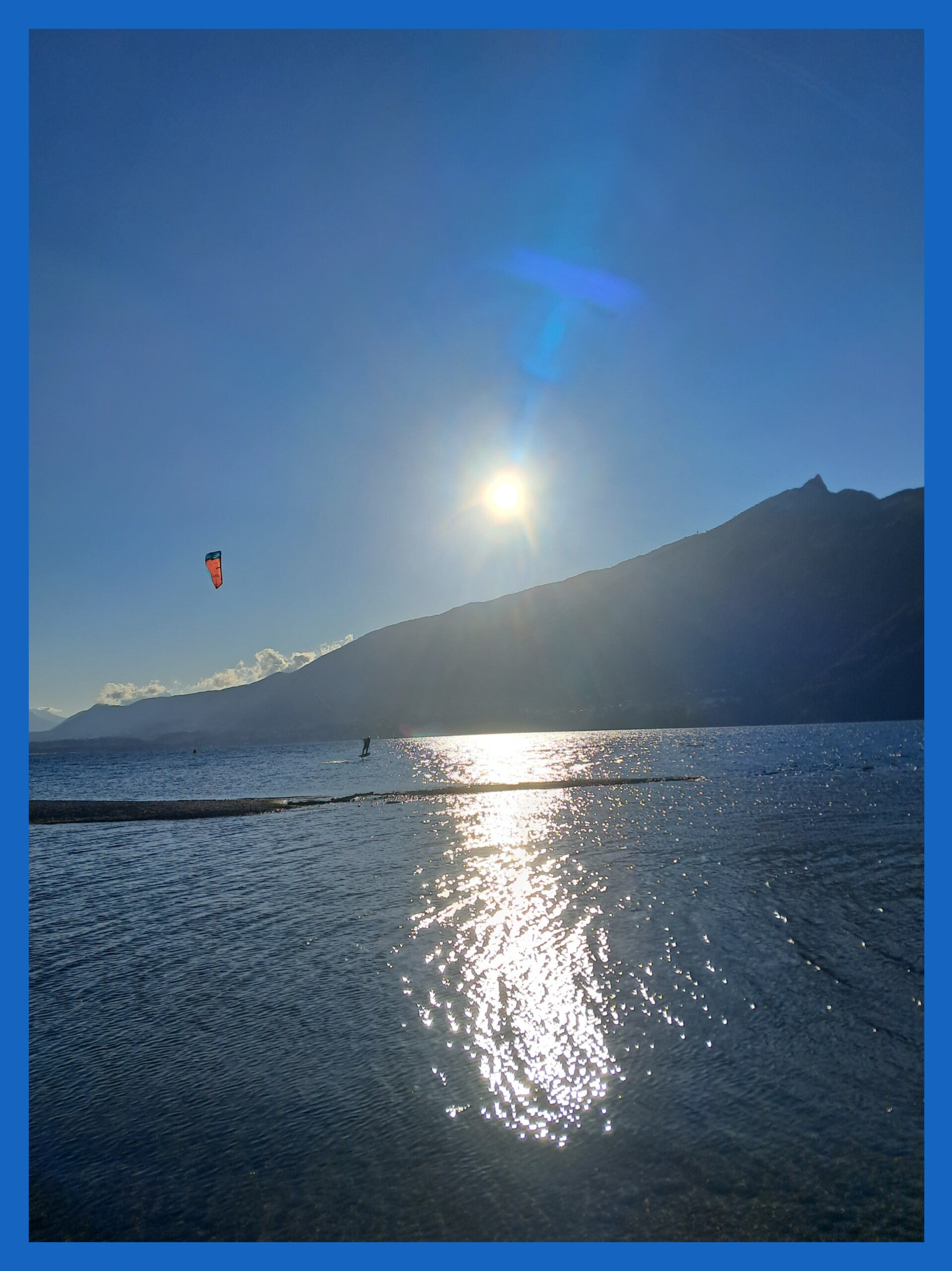 La voile et le lac, dans le soleil de l'après-midi