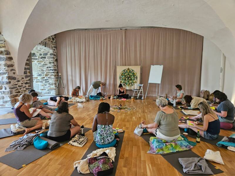 Atelier d'écriture dans le grand Dojo du Moulin d'Ozon