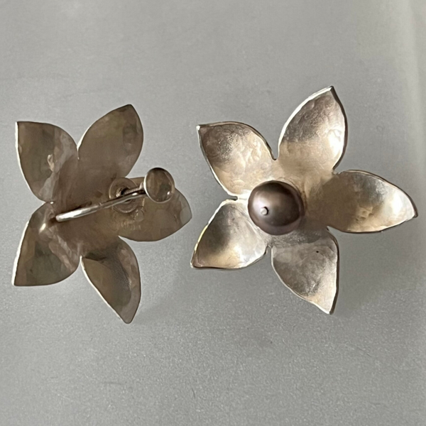 Oorbellen ‘Melati’ met oorschroeven